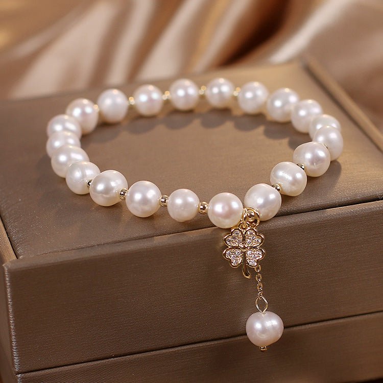 Bracelet en Perle d'Eau Douce avec Pendentif Trèfle à Quatre Feuilles - Biloria